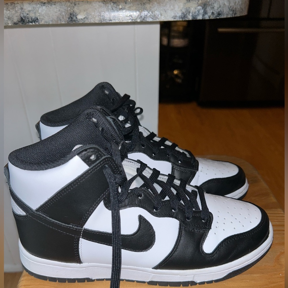 I am selling a size 8.5 Women’s Nike Dunk High